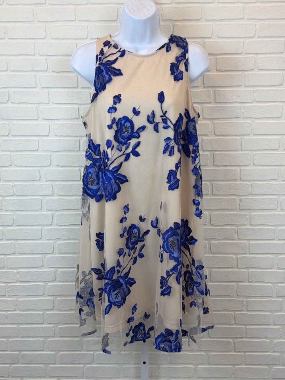Eci New York Floral Embroidered Shift Dress Cream Blue Medium